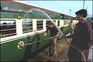 Pakistan Railway employees wash wagons of the Samjhauta Express 
