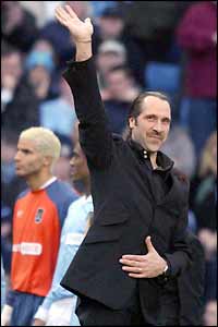 David Seaman waves to the City fans