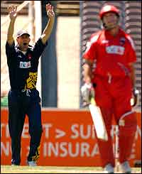 Matthew Elliott appeals for a catch