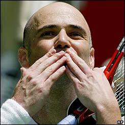 Andre Agassi thanks the crowd for their support