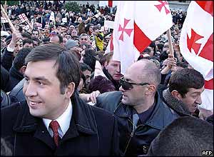 Crowds swarm round Mikhail Saakashvili before his inauguration