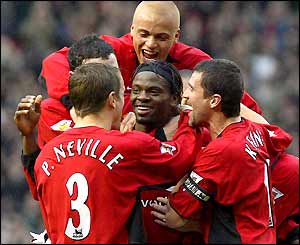 Louis Saha is congratulated by his Man Utd team mates