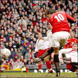 Ruud van Nistelrooy scores United's winner