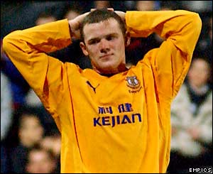 Wayne Rooney holds his head after missing a good chance for Everton