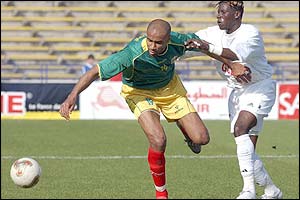 Mali's striker Fredi Kanoute competes with Guinea's Fode Mansare