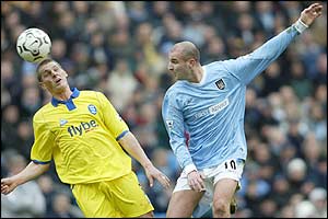 Darren Purse gets his head on Antoine Sibierski's effort