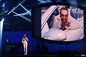 Celine Dion in front of Luther Vandross picture