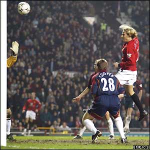 Manchester United's Diego Forlan heads against the bar from three yards out in injury time