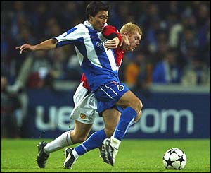 Porto's Deco goes shoulder to shoulder with Paul Scholes