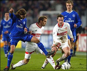 Chelsea's Crespo and Gronkjaer close in on Hinkel and Meissner