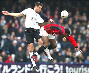 Ian Pearce beats Louis Saha in the air