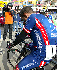 Lance Armstrong leads a minute's silence at the Tour of the Algarve to coincide with Pantani's funeral
