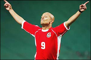 Robert Earnshaw celebrates 