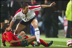 Frank Lampard gets the ball before Costinha