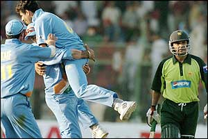 Ashish Nehra dismisses Moin Khan with the final ball as they get to 344-8 and lose by five