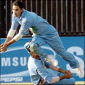 Mohammad Kaif takes a brilliant catch to dismiss Shoaib Malik