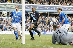  Leicester's Les Ferdinand taps in Muzzy Izzet's cross from close range for the only goal of the game