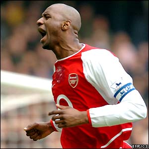Patrick Vieira celebrates his equaliser against Chelsea