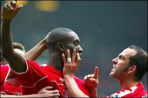 Paolo di Canio (right) congratulates Carlton Cole on his goal