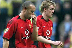 Mikael Silvestre and Darren Fletcher leave the field
