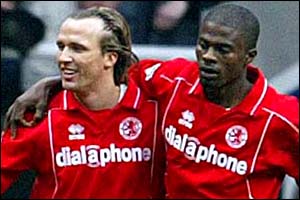 Boudewijn Zenden is congratulated by George Boateng on his goal