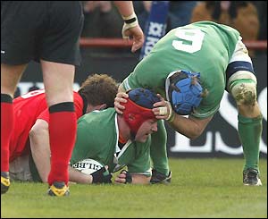 Anthony Foley extends Ireland's advantage with a try on 46 minutes