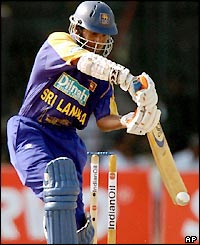 Kumar Sangakkara thwarts the Indian bowlers after their good start