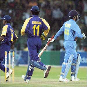 Virender Sehwag makes an early departure as India are left on 15-1