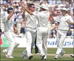 Ashley Giles and team-mates celebrates getting Ramnaresh Sarwan out