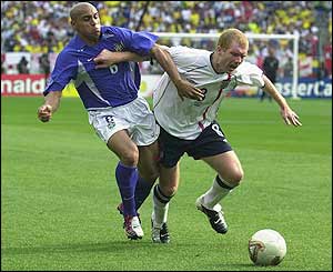 Roberto Carlos clashes with Scholes during the 2002 World Cup quarter-final in Japan