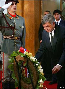 Norway's Prime Minister Kjell Magne Bondevik pays homage to Mr Trajkovski