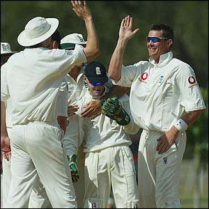  Ashley Giles strikes to remove Otieno 