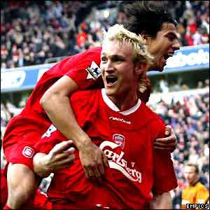 Milan Baros congratulates Sami Hyypia