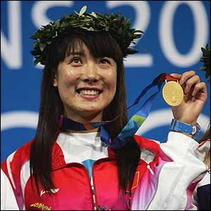 China's Du Li wins the first gold medal of the Olympics