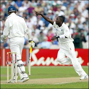 Marcus Trescothick edges to Ramnaresh Sarwan and is out after only two balls