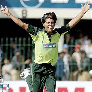 Mohammad Sami celebrates as he takes the key wicket of Sachin Tendulkar 