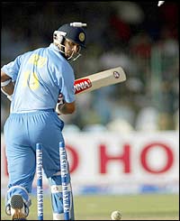 Mohammad Sami takes the wicket of Rahul Dravid