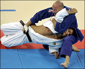 Daniel Fernandes beats Leandro Guilheiro 