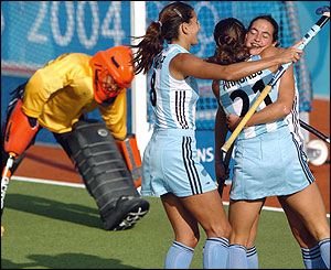 Argentinian hockey players celebrate after scoring a goal 