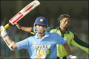 Sourav Ganguly is dismissed by Shoaib Akhtar 