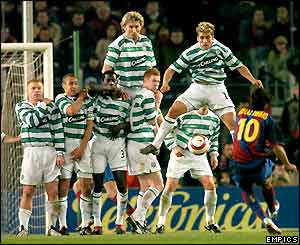 Ronaldinho takes a free-kick while Celtic form a wall