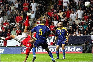 Alan Smith tries the spectacular overhead kick