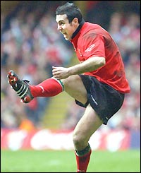 Stephen Jones chips in with 14 points from his boot, kicking four out of six conversions and adding two penalties