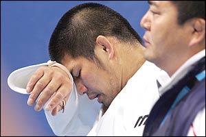 Inoue leaves the floor after he is defeated in the quarter-finals
