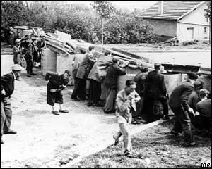 Parisians man the barricades