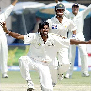 Lakshmipathy Balaji takes the wicket of Imran Farhat