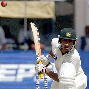 Yasir ducks Zaheer Khan's bouncer