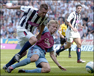 Martin Laursen tackles Geoff Horsfield 