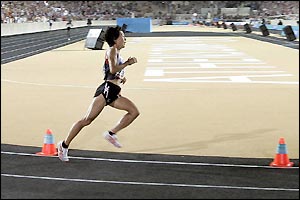 Mizuki Noguchi begins a final lap of the stadium 
