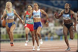 Holmes battles to hold on in a four-way finish